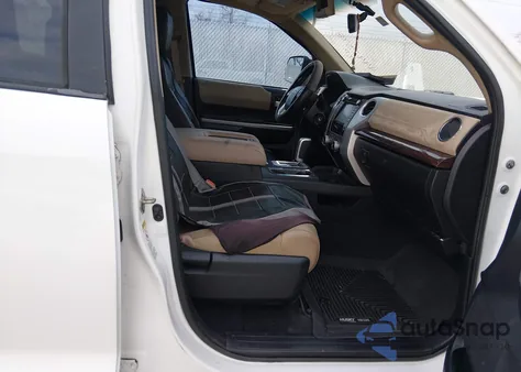 2016 Toyota Tundra Limited 5.7L V8 z USA, uszkodzony, nr VIN 5TFFW5F10GX196139